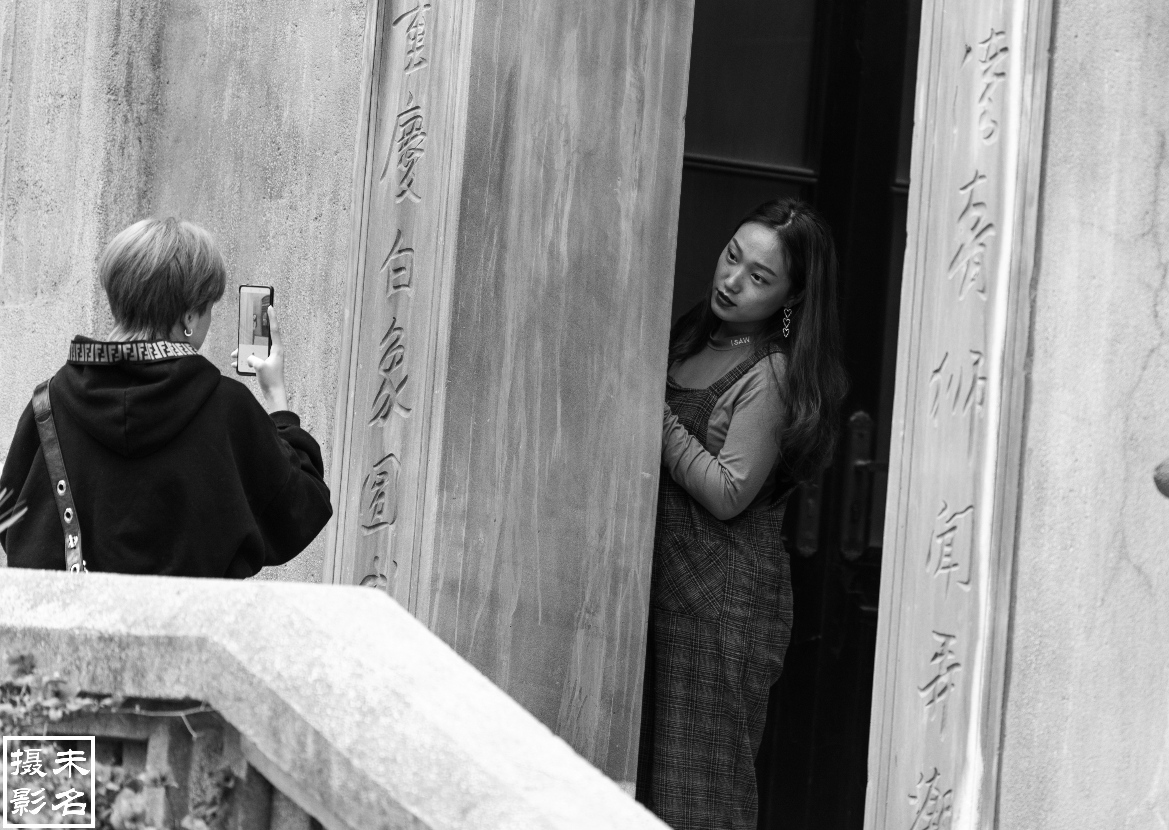 逛历史街区白象街，搭重庆最古老的电梯，游山城最繁华的美食夜市