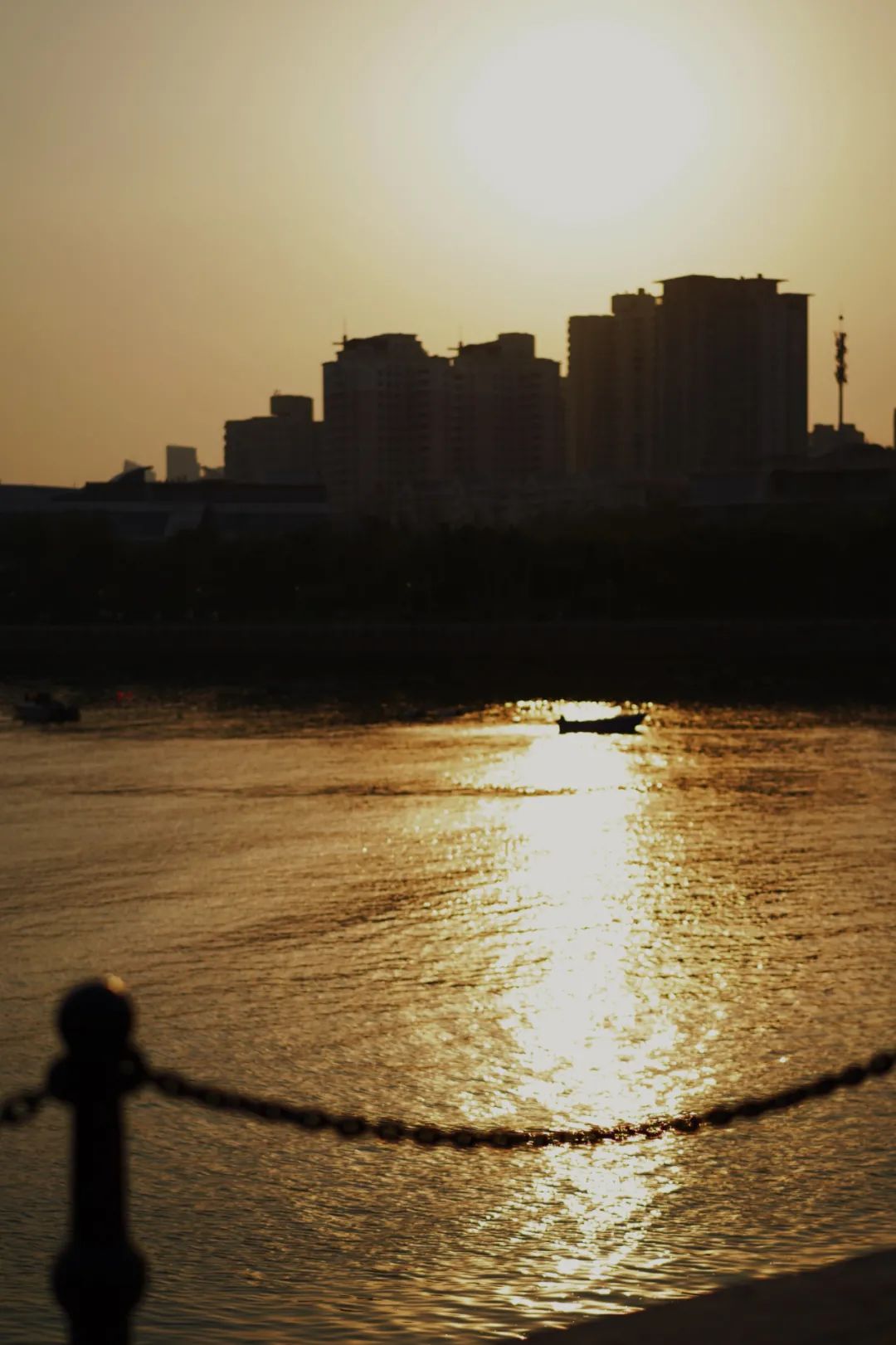 青岛的海给人很惬意,夏天青岛的海边热吗