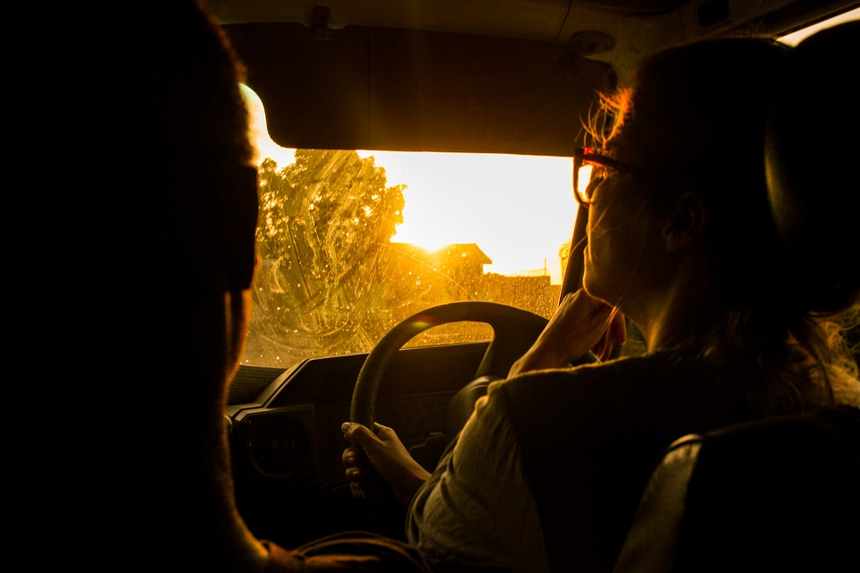 看事的师父说：你老祖先在你身上，还有你背上有很多衣服和化妆品