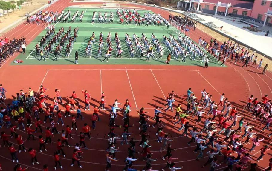 80后校长用三句话救活“三无学校”，改变山区孩子的命运