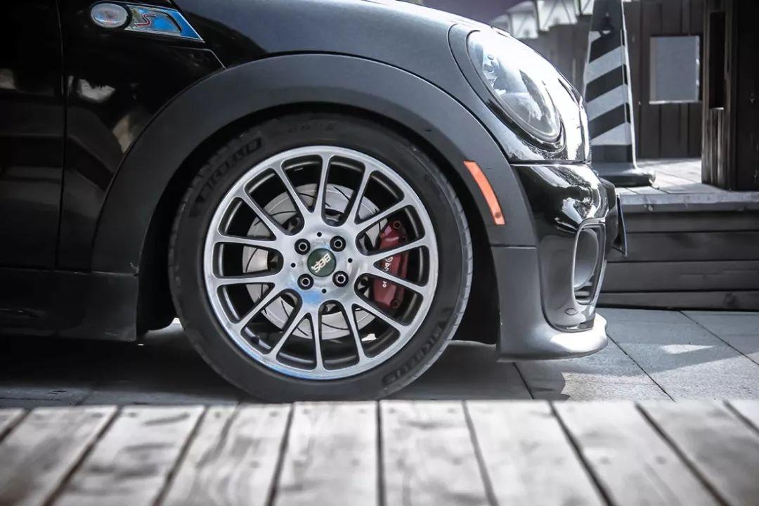 外观呆萌可爱的MINIR56JCW，却有着汉子般的内心！