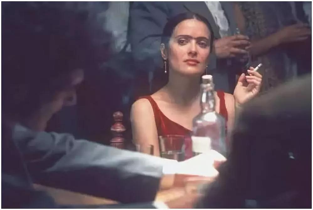 弗里达：一代妖艳画师，经历32次手术，才华卓绝，无与伦比