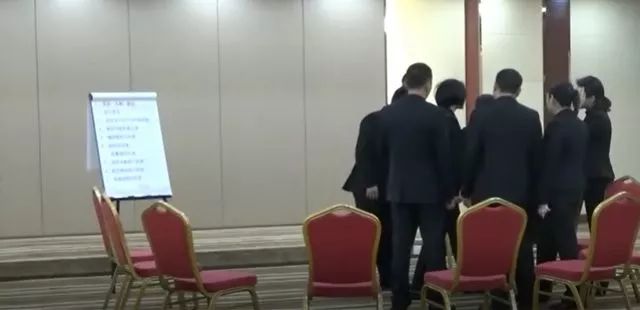 揭隐私扮*女妓**，视频曝光这家商学院*脑洗**现场！