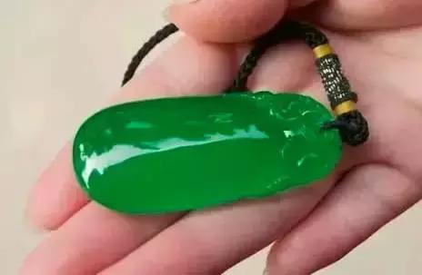 人养玉玉也养人对吗,为什么人可以养玉玉可以养人呢