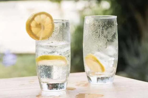 吃西餐时,为啥服务员要上2杯“柠檬水”?随便喝就丢人了