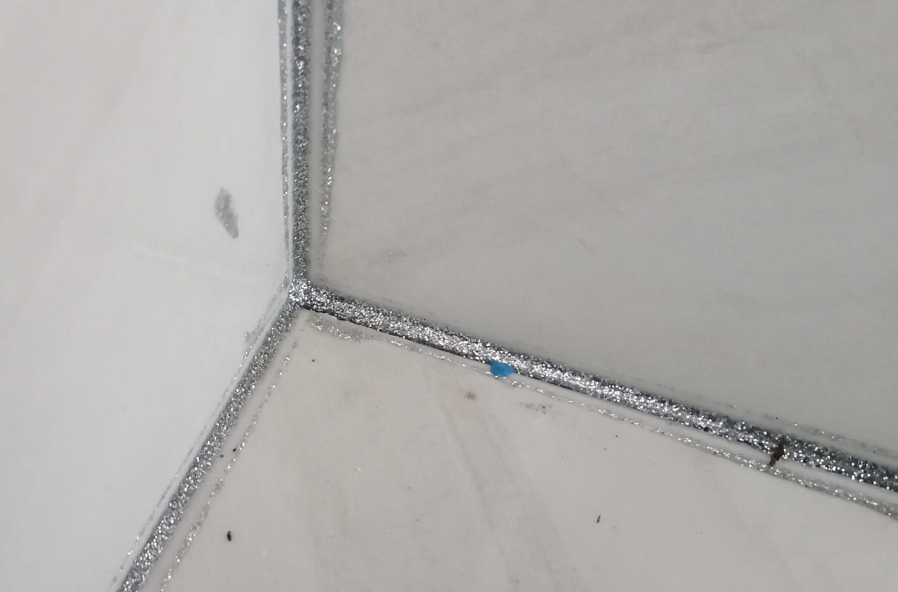 瓷砖转角如何处理？贴阳角线和做碰角，有什么区别？哪种更好？