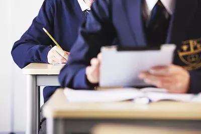 已有三套校服还能买吗,买几套校服