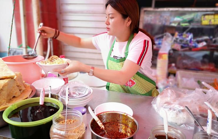 云南小坡凉面摊老板娘,云南正宗摆摊凉面