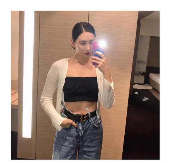 被韩国第一腿精吊打，卫衣+自行车裤“上松下紧”显高挑，真会穿