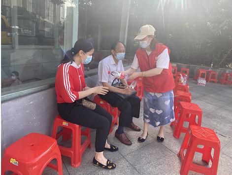 夏日送清凉志愿者辛苦挥汗如雨,志愿者为高考一线工作者送清凉