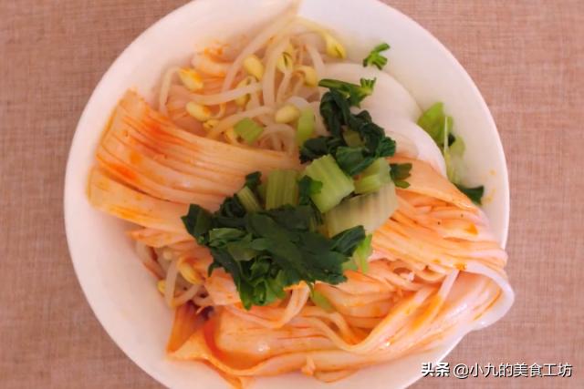 想吃凉皮不用买最简单的制作方法,不用洗面的米皮的家常做法