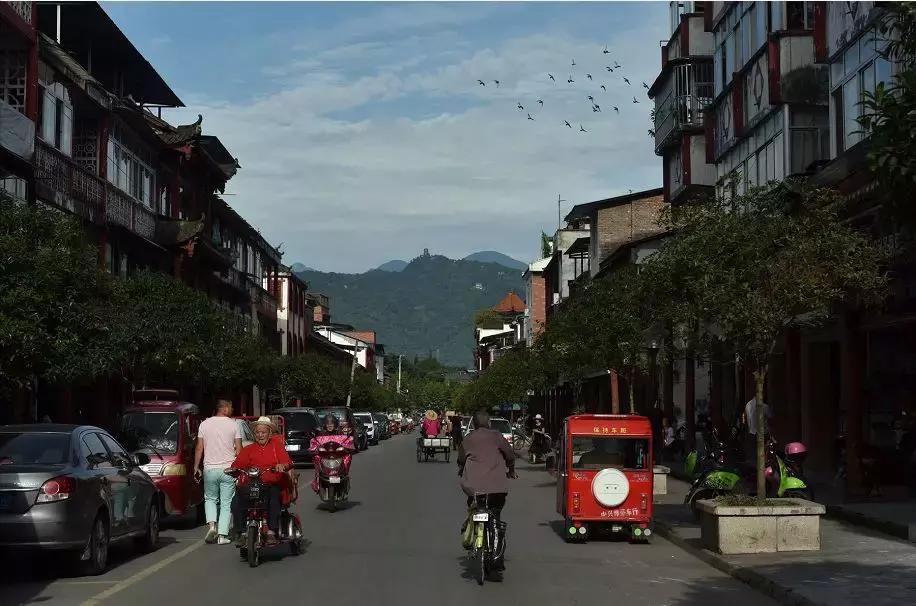 听我的，国庆这样玩！@24处都江堰好玩地，不止拜水问道、诗乡金秋，水灵妹带你解锁更多新耍法~