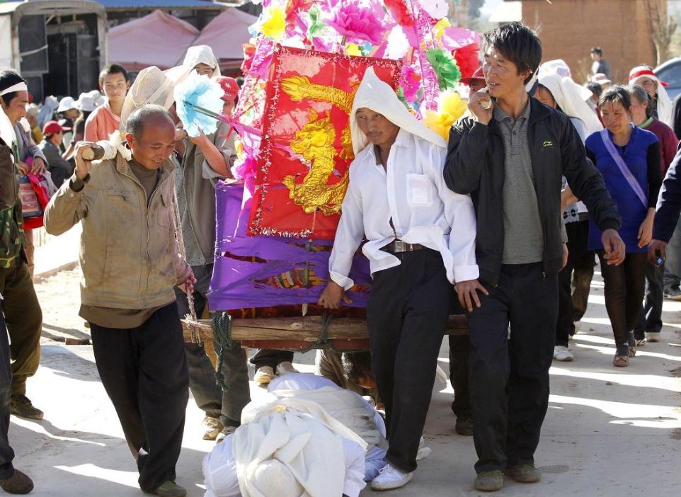 农村葬礼习俗多,起棺之前由至亲摔盆,越碎越好,没摔碎可咋办?