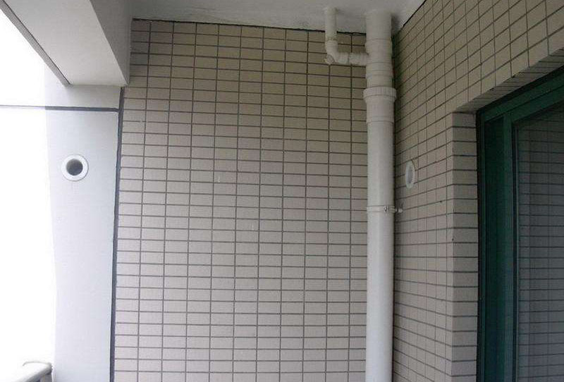 洗衣机放阳台但没地漏，朋友说能与雨水管并用排水，差点做错