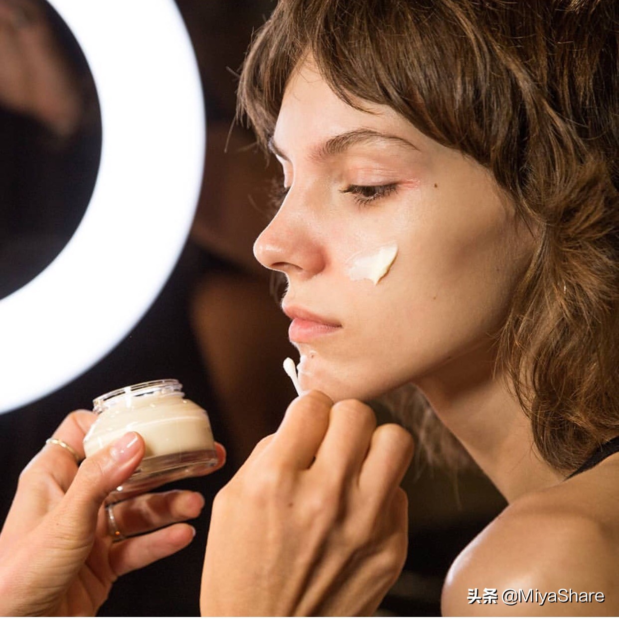 保湿肌底精华液在护肤上的步骤,肌底液精华液在哪个步骤用比较好