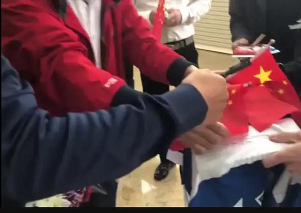 武磊发誓为中国足球贡献力量,曾拒在*旗国**上签名,他有颗爱国心