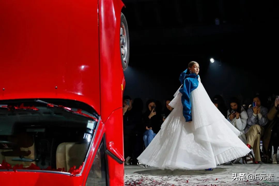 Off-White牵手“始祖鸟”,Hadid姐妹助阵,这场秀需要看一看