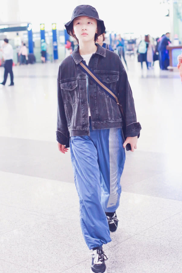 周冬雨走路穿什么鞋,周冬雨一字带鞋