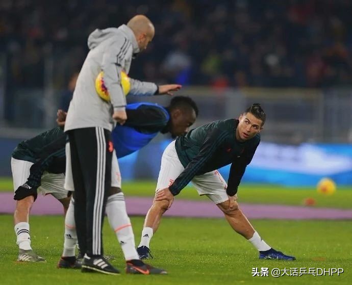 c罗又踢足球又打篮球,皇马球星c罗停球穿裆过人射门