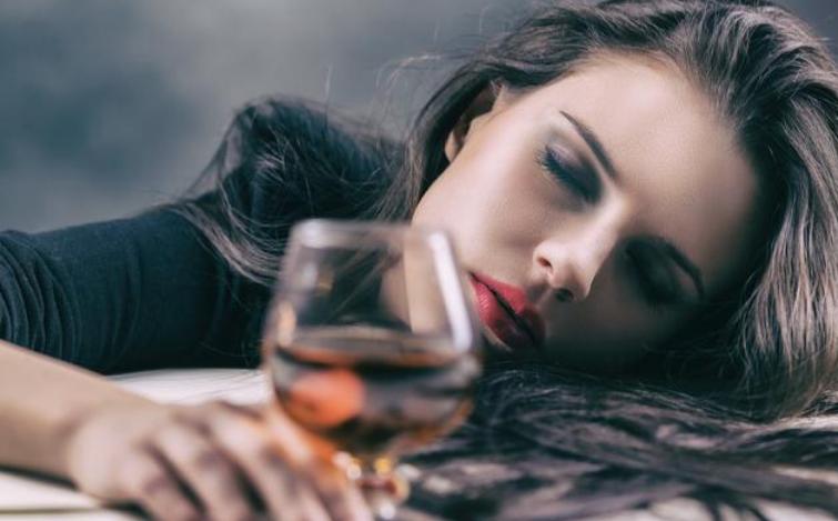 22岁女孩,突然昏迷,抢救3小时,得知原因,闺蜜怒骂其男友