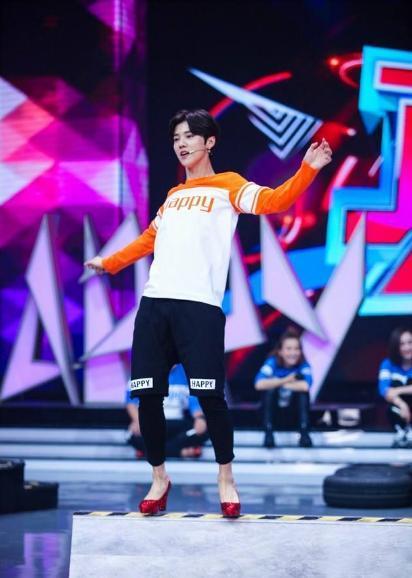 王俊凯穿高筒靴,王俊凯穿靴子