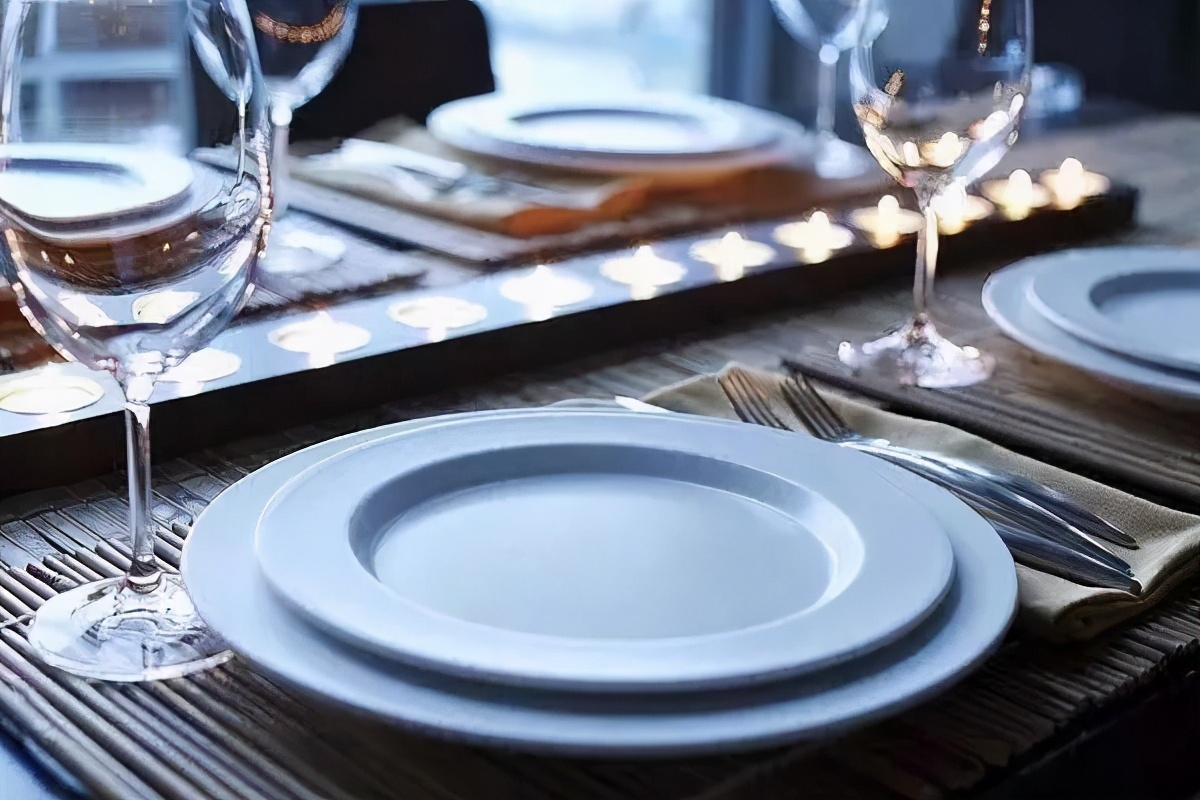 烧碱清洗完厨房餐具还能用吗,烧碱洗餐具用热水还是冷水