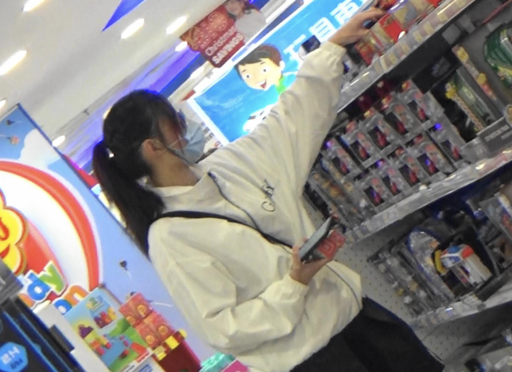 张柏芝为儿子买圣诞礼物，平价购物仅花六百元，满载而归乐在其中