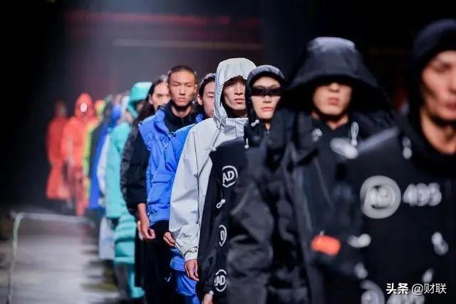 鞋企砸广告，花1多亿打败耐克，两次失误跌落神坛，现市值19亿