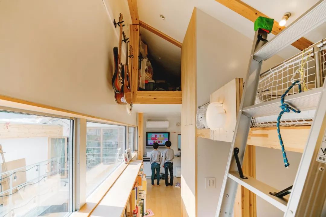 他在市中心建了一座房，38㎡住一家五口，居然没屋顶？