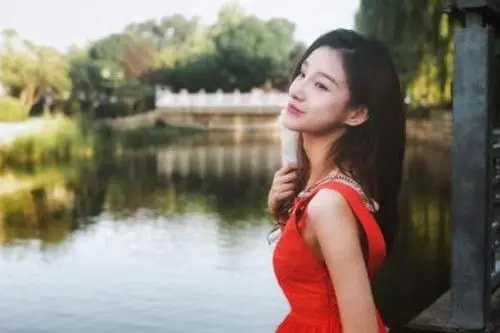 90后新晋主持人马凡舒，颜值与实力并存，被誉为董卿的“接班人”