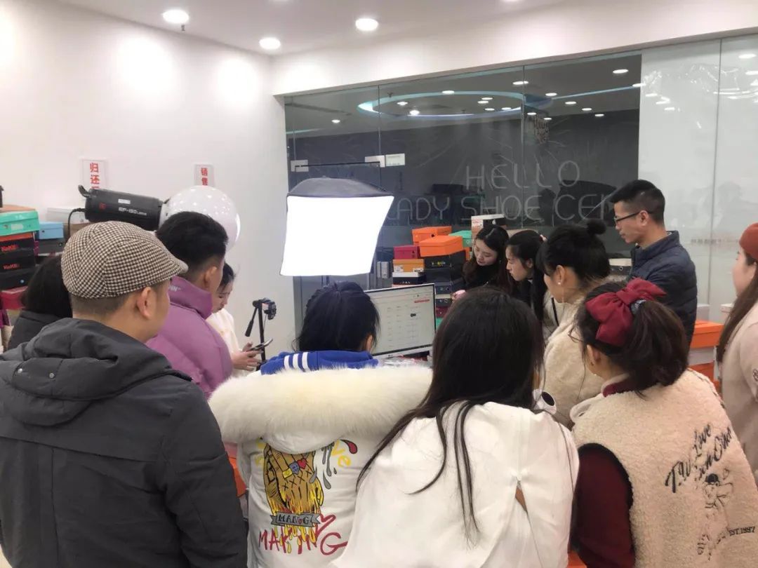 填表、测体温，武侯鞋城最后十个留守主播，撑起西南最大女鞋市场