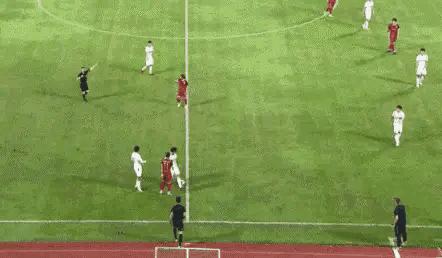 中国足球球迷大规模互殴,中国足球运动员对裁判无礼罚红牌