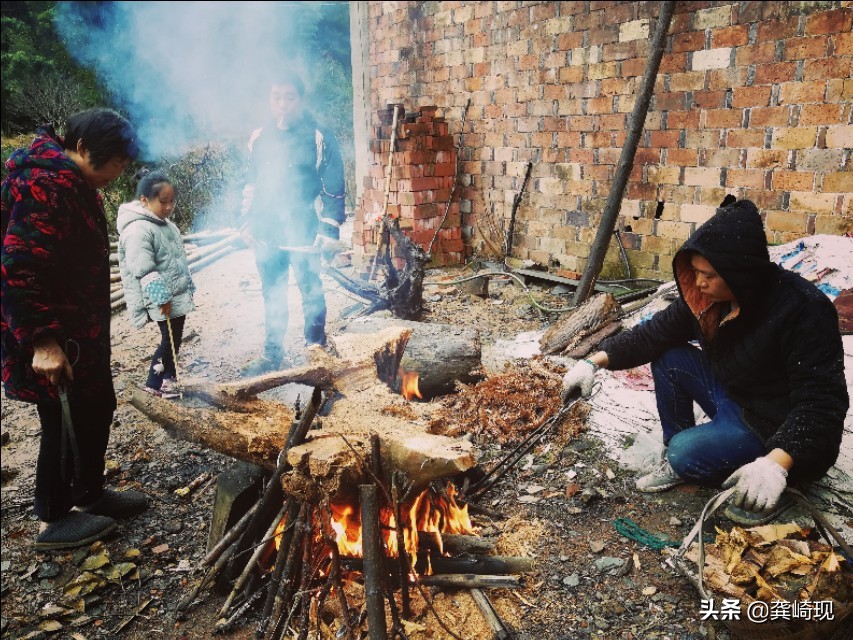 闲着也是闲着，做一张根雕茶桌，没事的时候喝喝茶