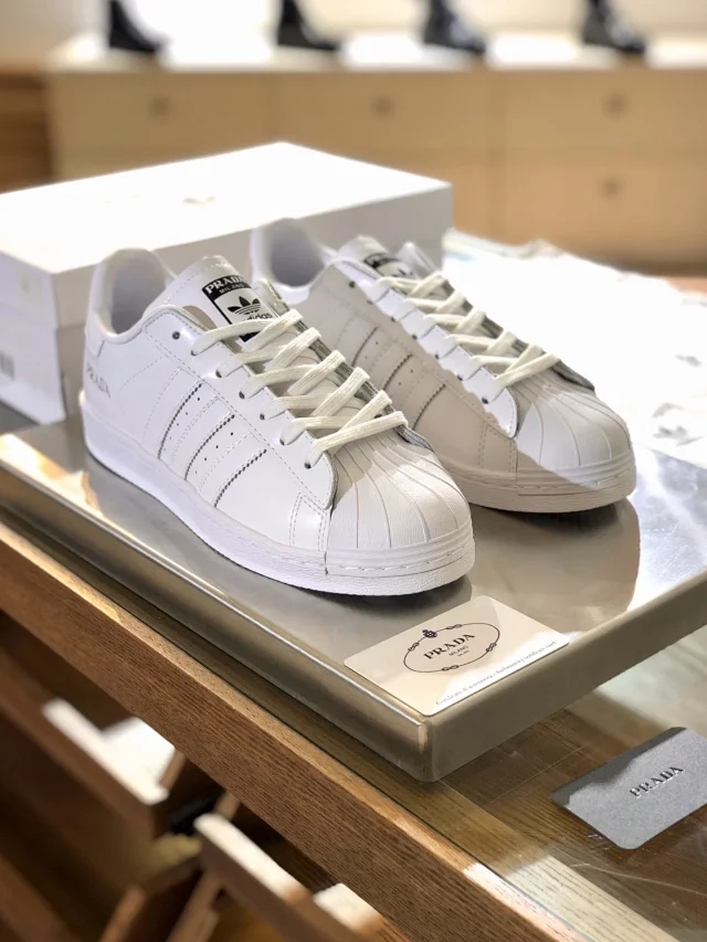 阿迪达斯贝壳头联名有哪些,普拉达贝壳包包价格表