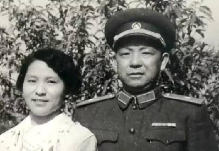 19岁是红军师政委，1955年被授予少将，罗帅向他道歉：我们搞错了
