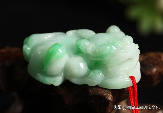 翡翠貔貅的佩戴方法,貔貅是不能随便乱戴的!你知道吗?