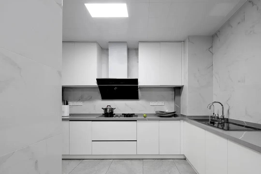 黑白灰装修风格现代简约高级,220平现代简约装修风格