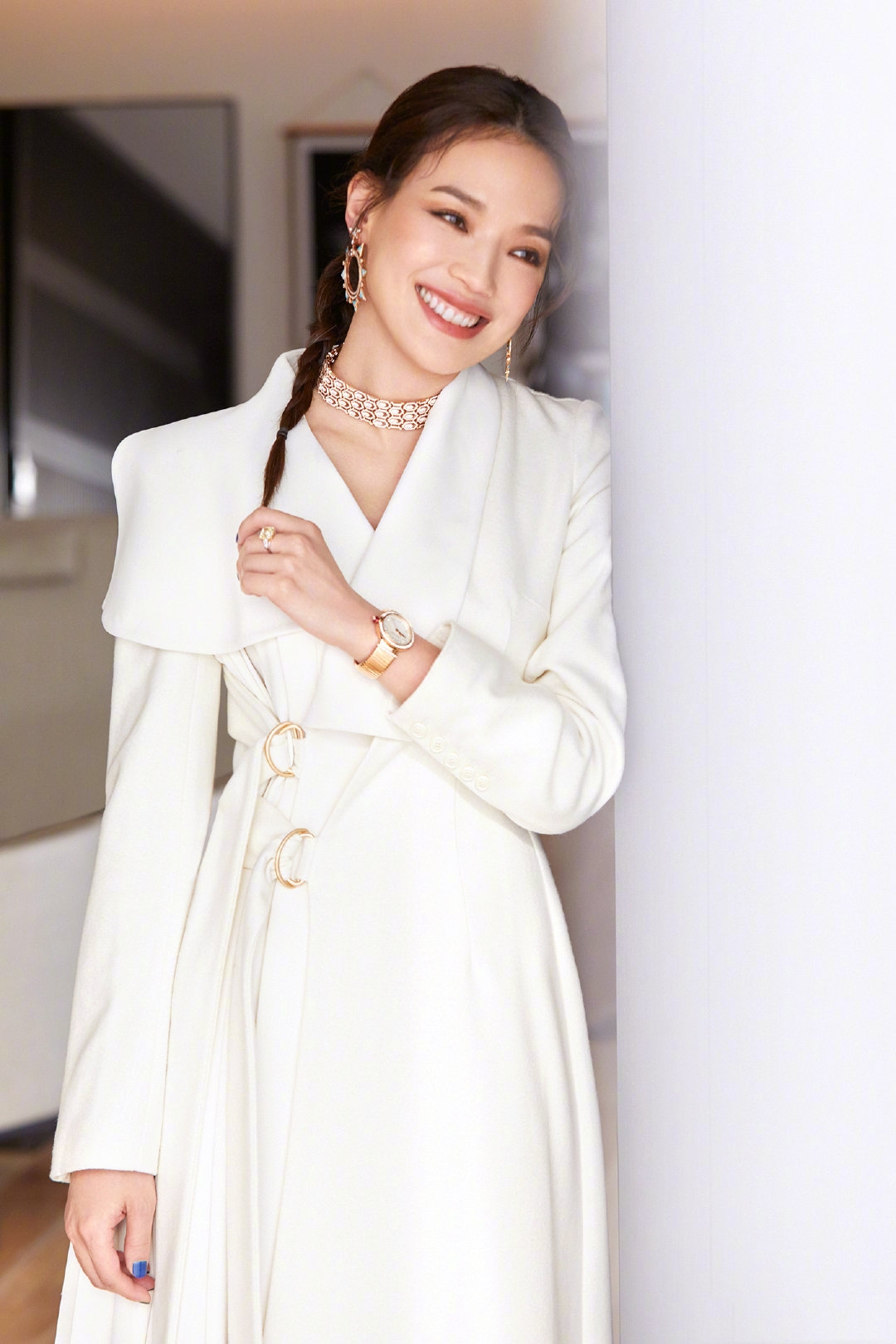 舒淇最新美照丝绒西装配红唇,舒淇穿红色西装干练酷飒