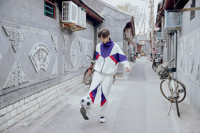 鹿晗北京踢足球,鹿晗现身胡同踢足球热搜