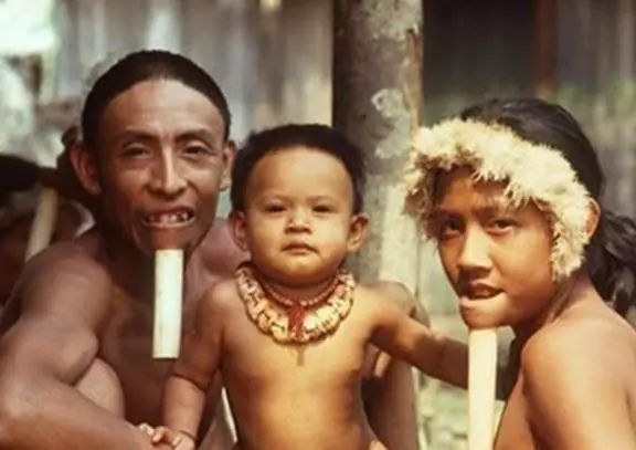 濒临“绝种”原始部落:当地人“以裸为美”,下巴穿刺16厘米木棍