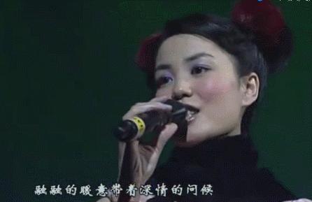 春晚时尚图鉴:热巴杨幂的红裙、王菲刷碗手套和董卿李思思的口红