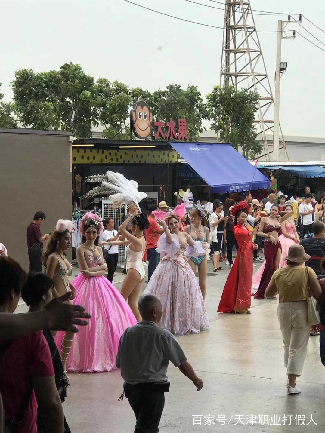泰国夜晚灯红酒绿的风情街,泰国曼谷虹灯区的异国风情