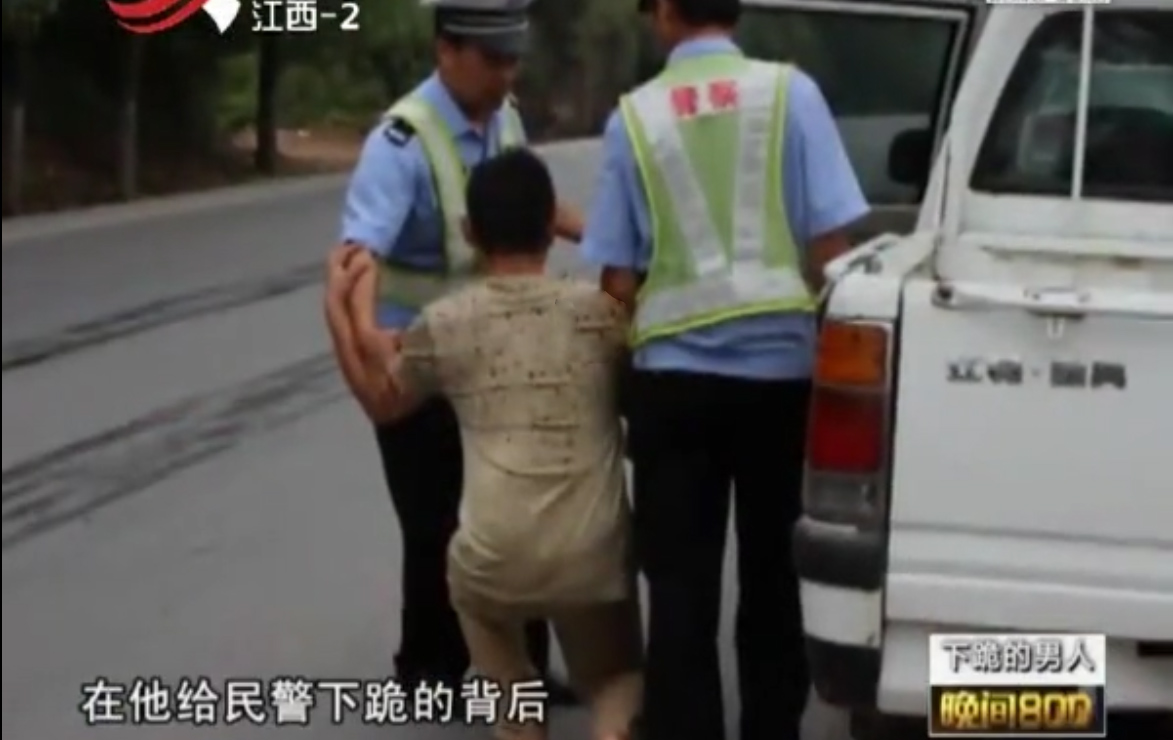 江西男子无证驾驶被查给警察下跪，因怀孕的妻子大出血急去医院