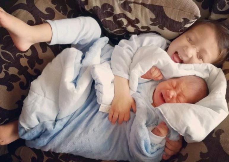 二胎喂奶要不要躲避大宝,二胎喂奶要避开大宝