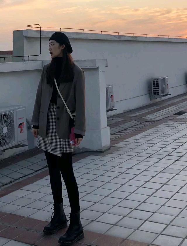 人人都在穿的“黑色打*裤底**”，冬季要怎么搭才更出众时髦？