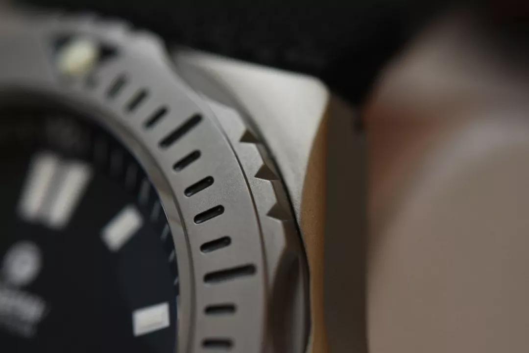 浪琴和百年灵哪个好,百年灵手表对比浪琴