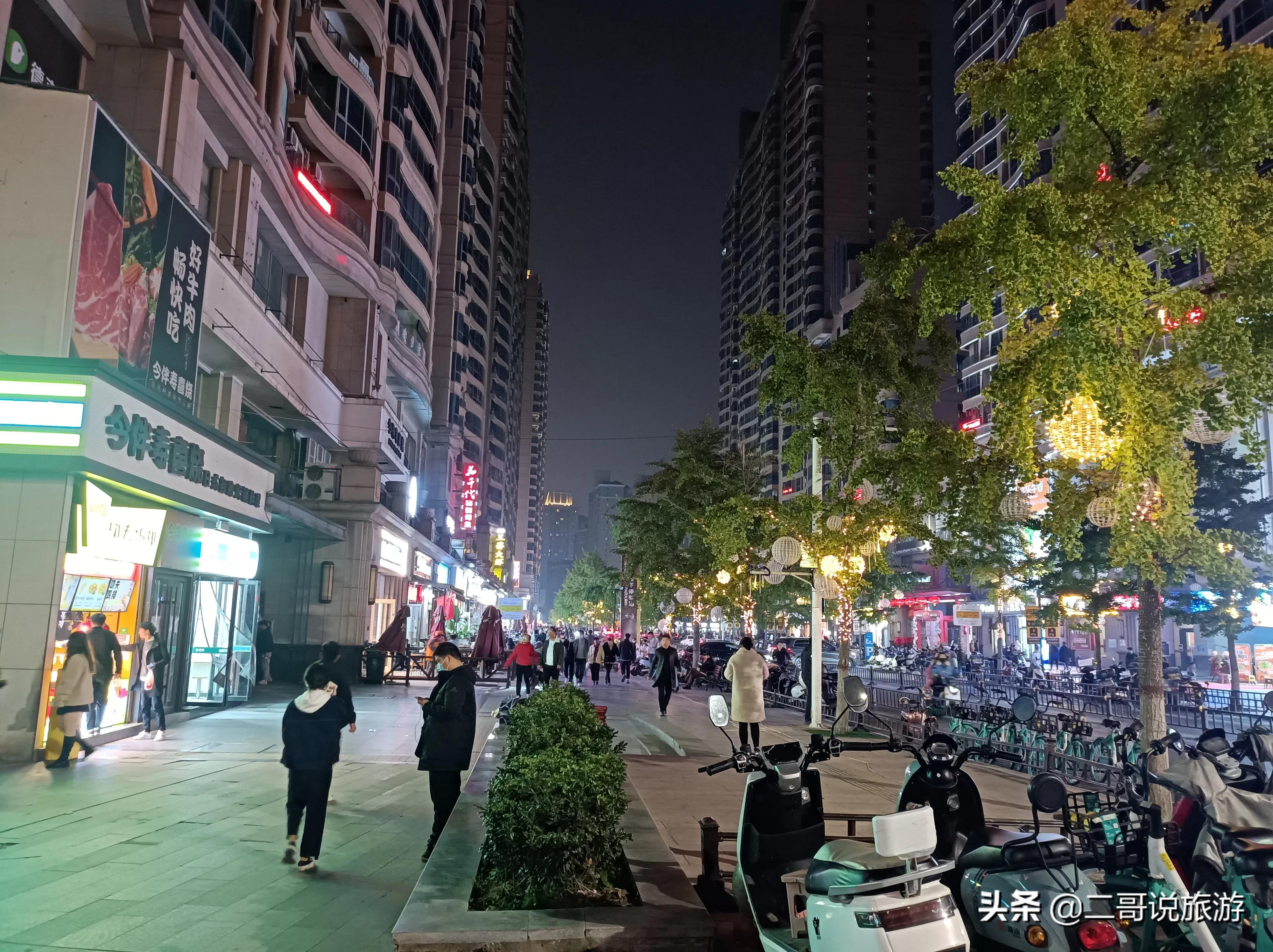 郑州金水区有个“奇怪”的广场，曾经繁华喧嚣，如今逐渐萧条