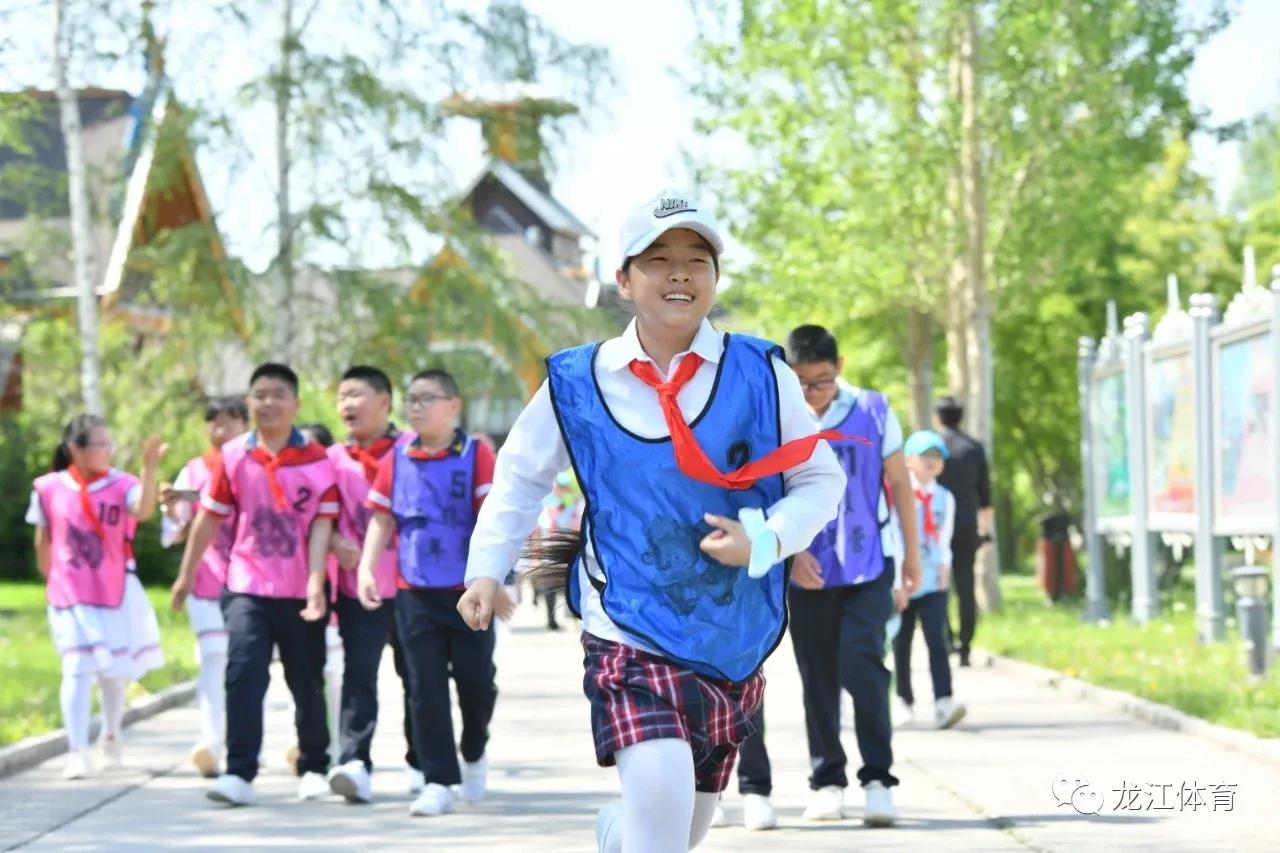 阳光下奔跑的少年视频,阳光下自由奔跑的少年