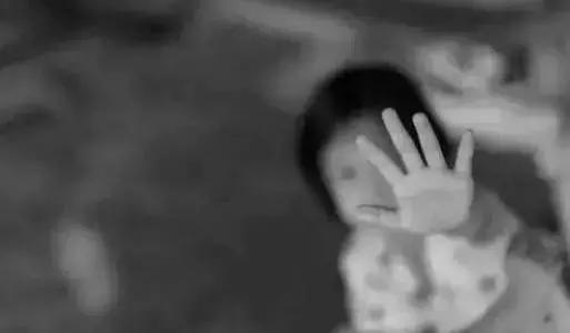 气愤！一男子高铁上撩起亲生女儿衣服不停抚摸、亲吻！爱也要底线