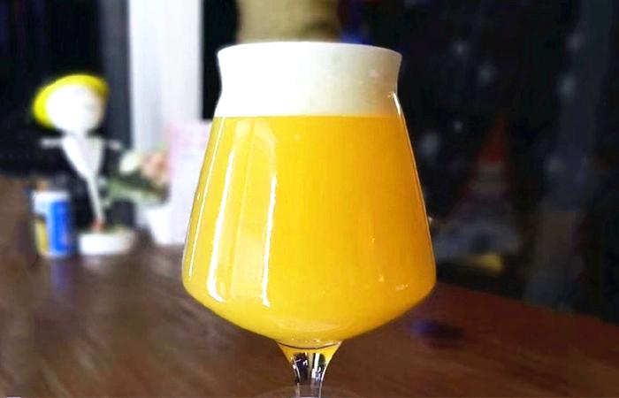 市场上啤酒是白啤还是黄啤,白啤和黑啤和普通啤酒的区别